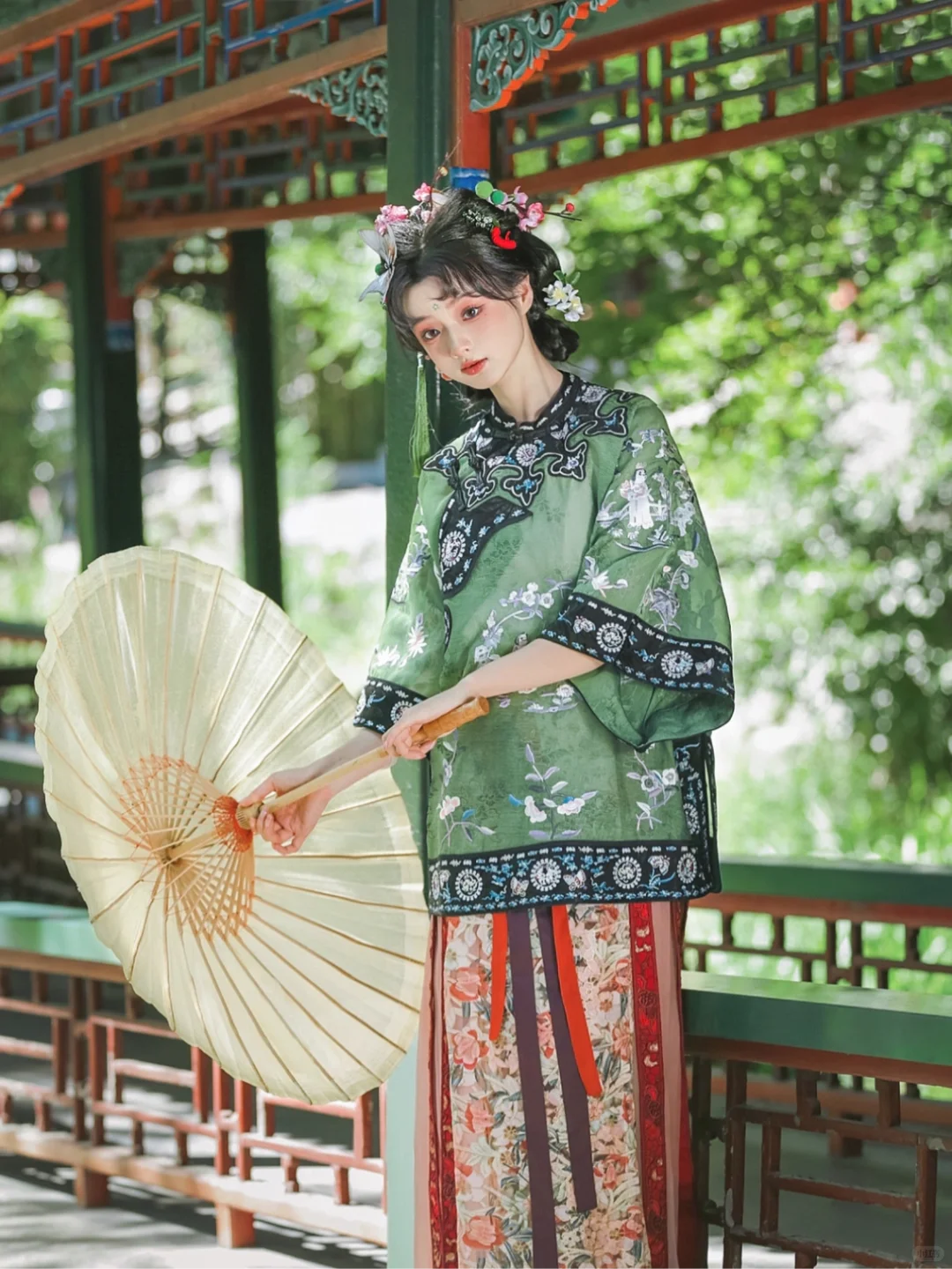 “海棠春睡 梅妆惹落花”