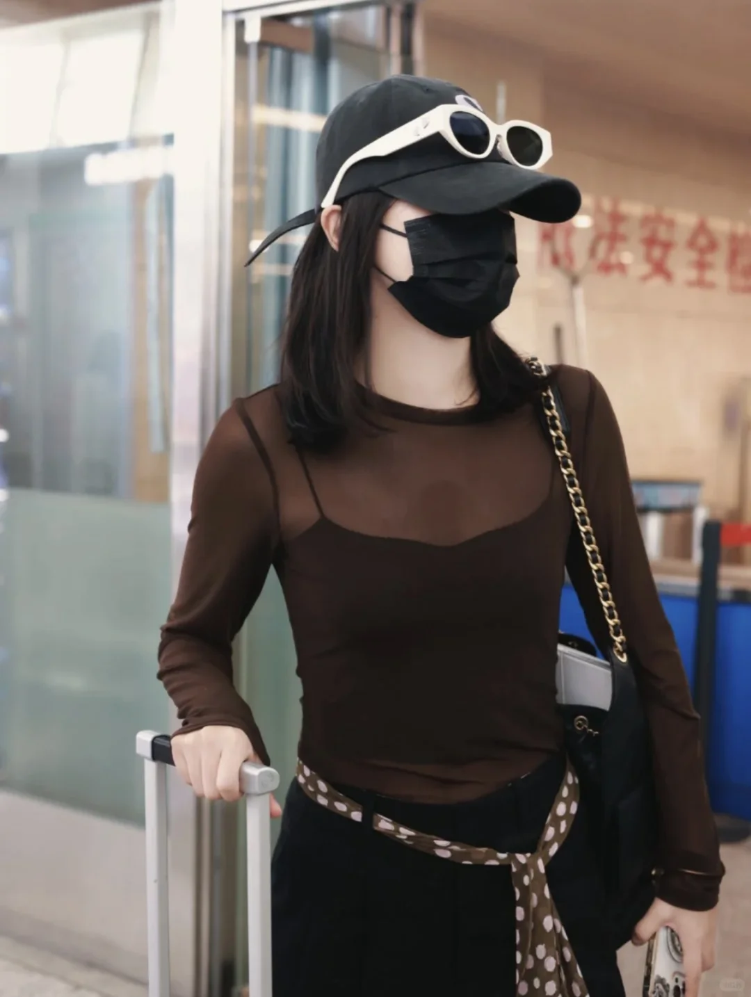 辛芷蕾机场look，清爽性感透视装