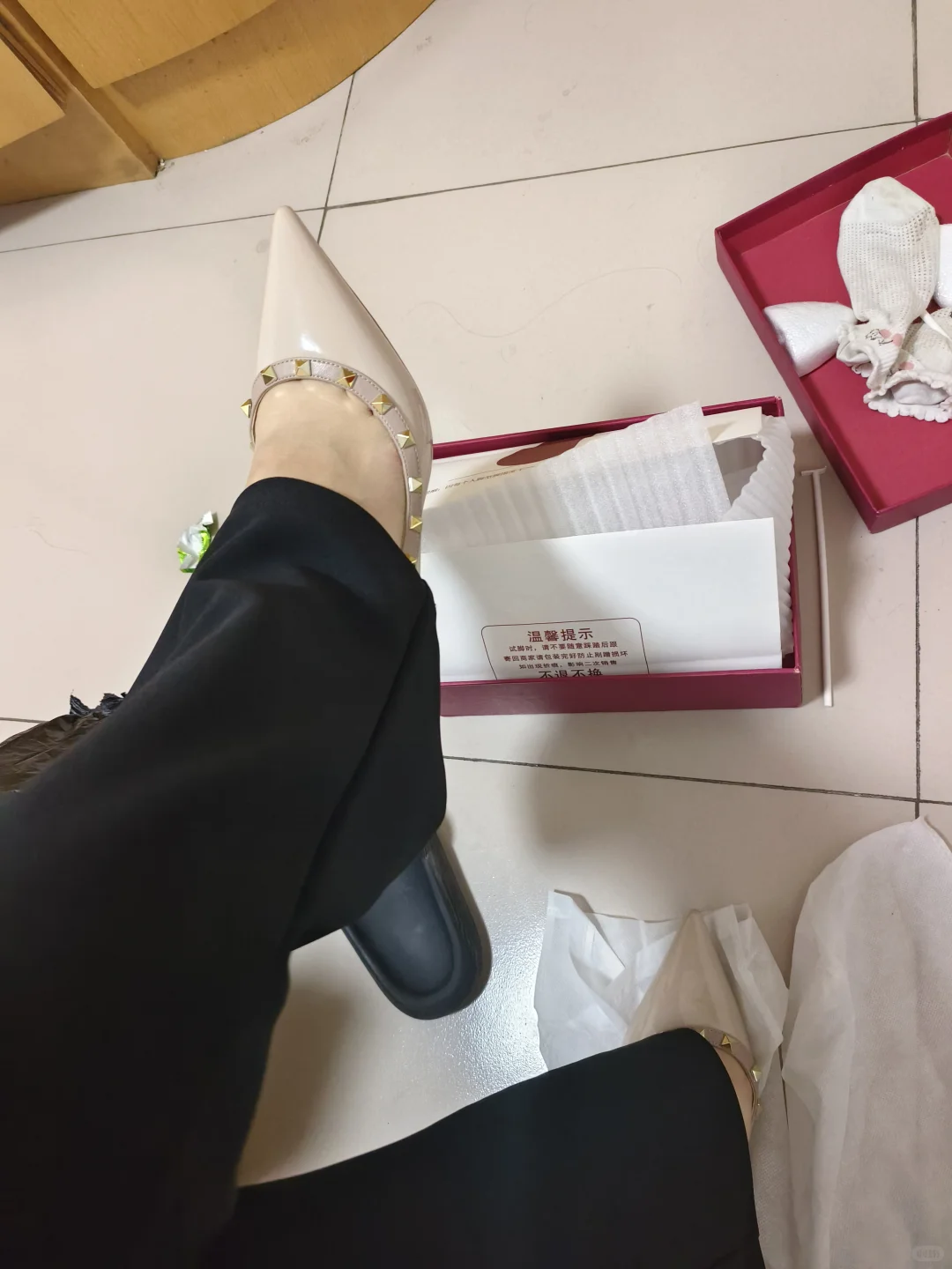 42大码女孩子终于买到了一双合适的高跟鞋