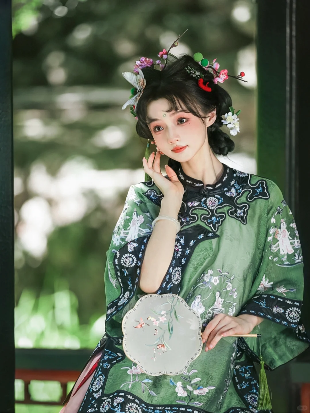 “海棠春睡 梅妆惹落花”