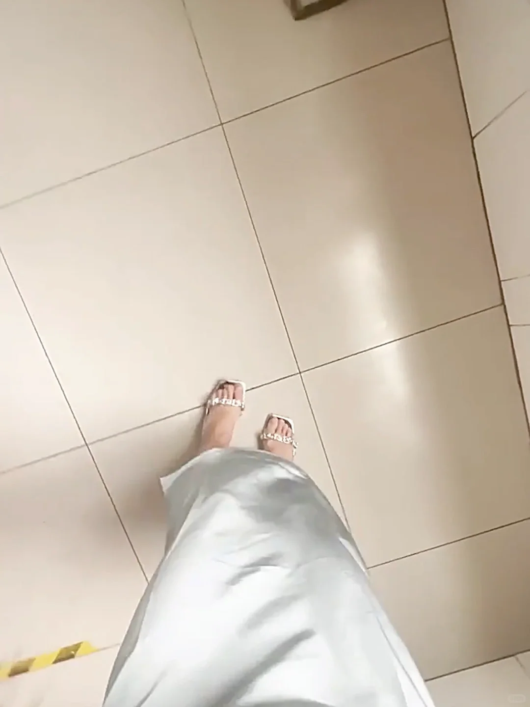 😎透明高跟拖鞋，简直是夏天的必备单品呀👠！