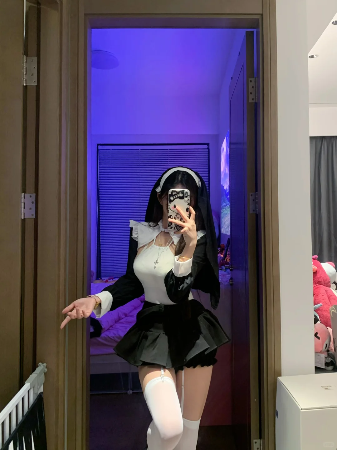 修女风穿搭对镜拍照