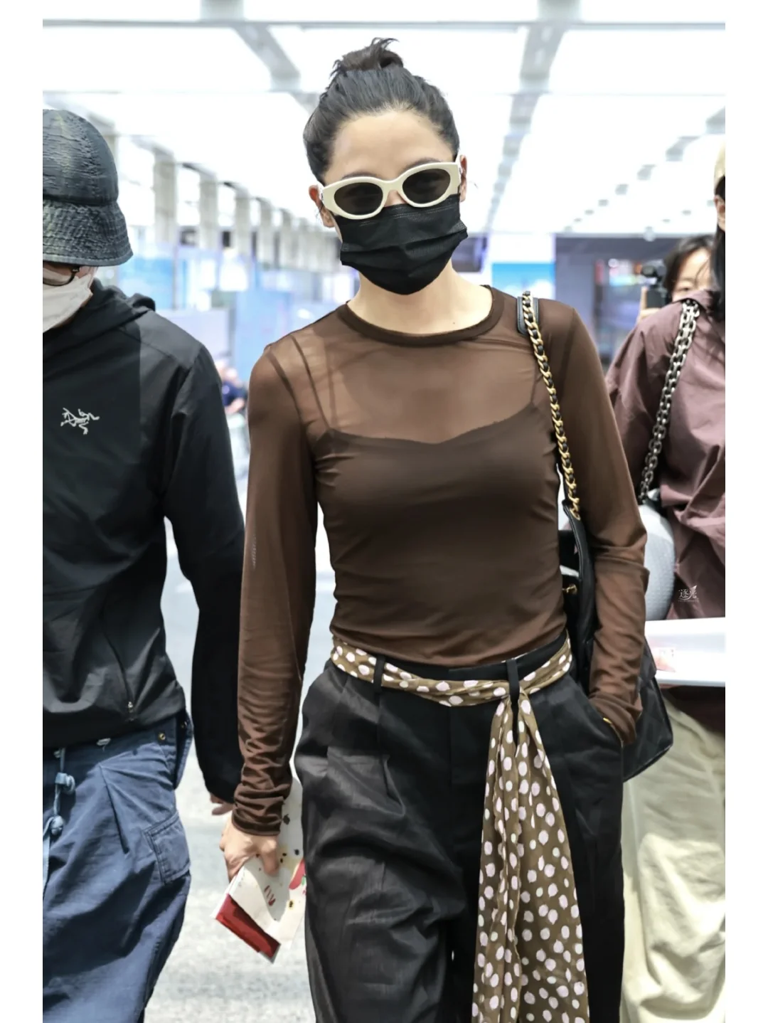 辛芷蕾机场look，清爽性感透视装