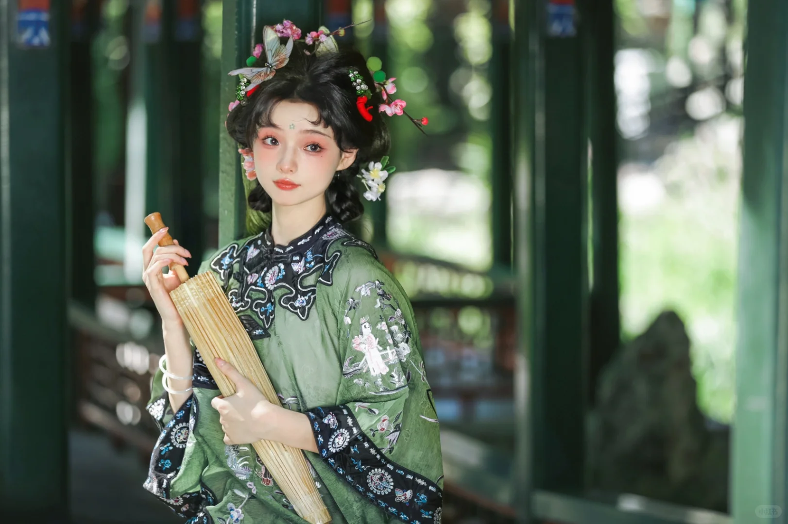 “海棠春睡 梅妆惹落花”