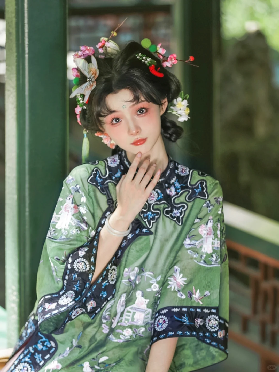 “海棠春睡 梅妆惹落花”