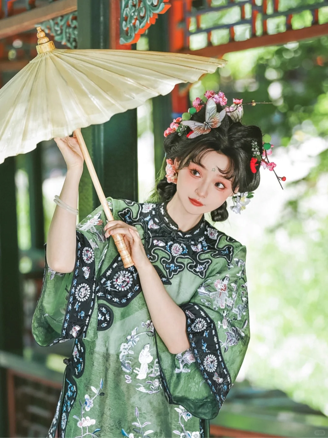 “海棠春睡 梅妆惹落花”