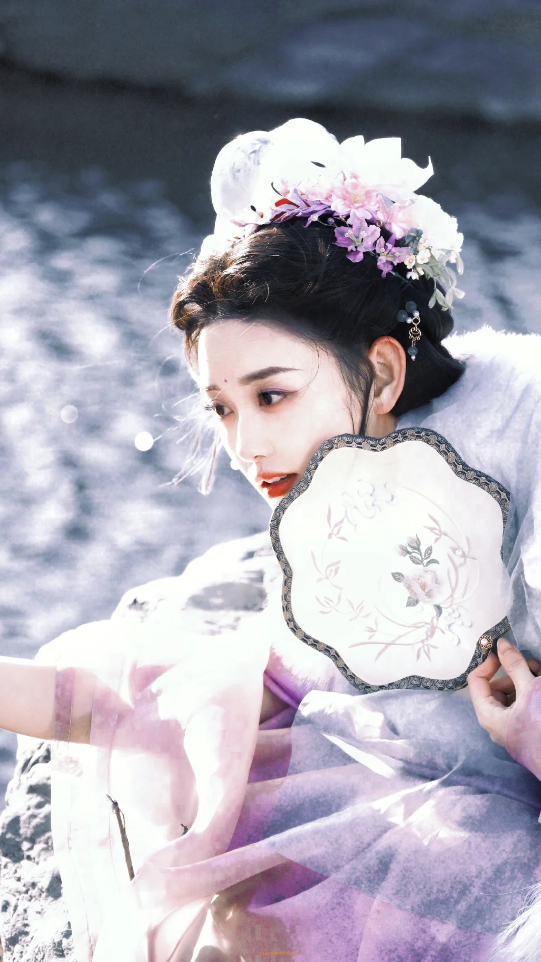 “白雪却嫌春色晚”