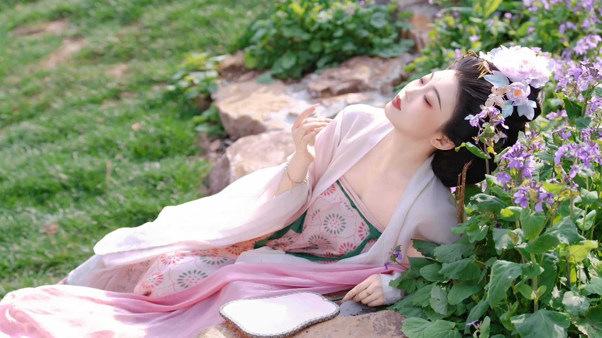 唐Ⅰ人随春好，春与人宜。
