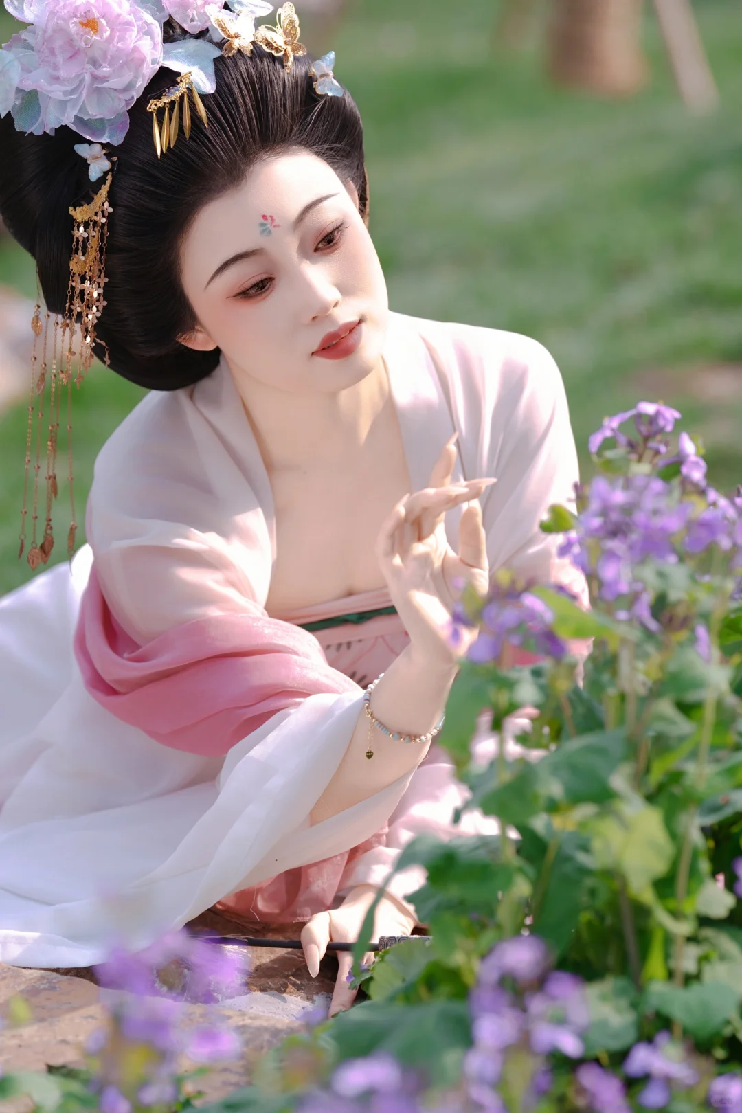 唐Ⅰ人随春好，春与人宜。