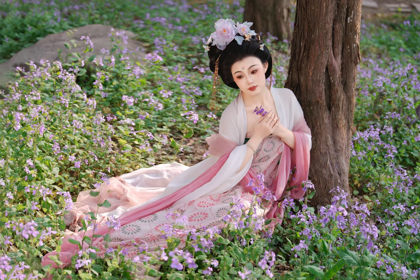唐Ⅰ人随春好，春与人宜。