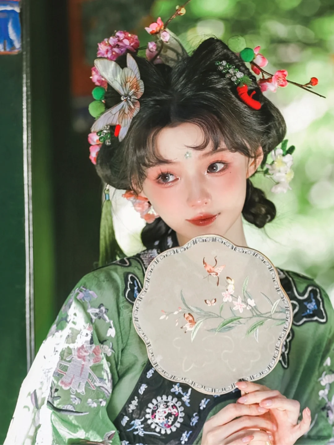 “海棠春睡 梅妆惹落花”