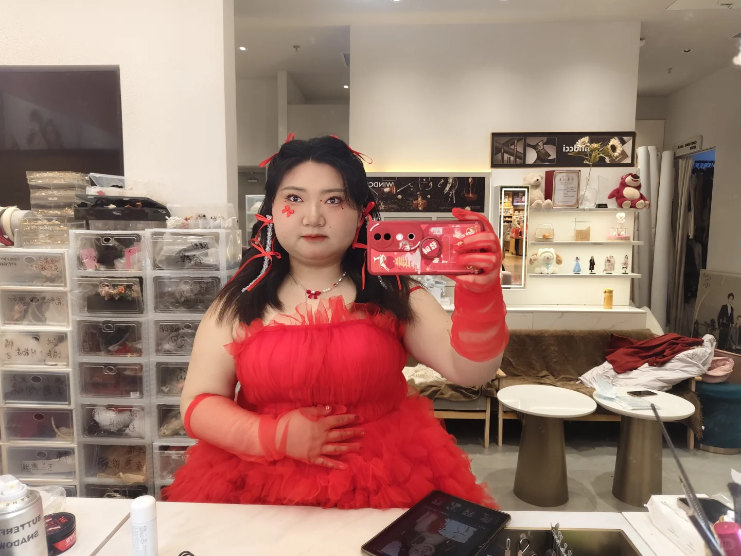 海马体红裙派对，妆造美极了