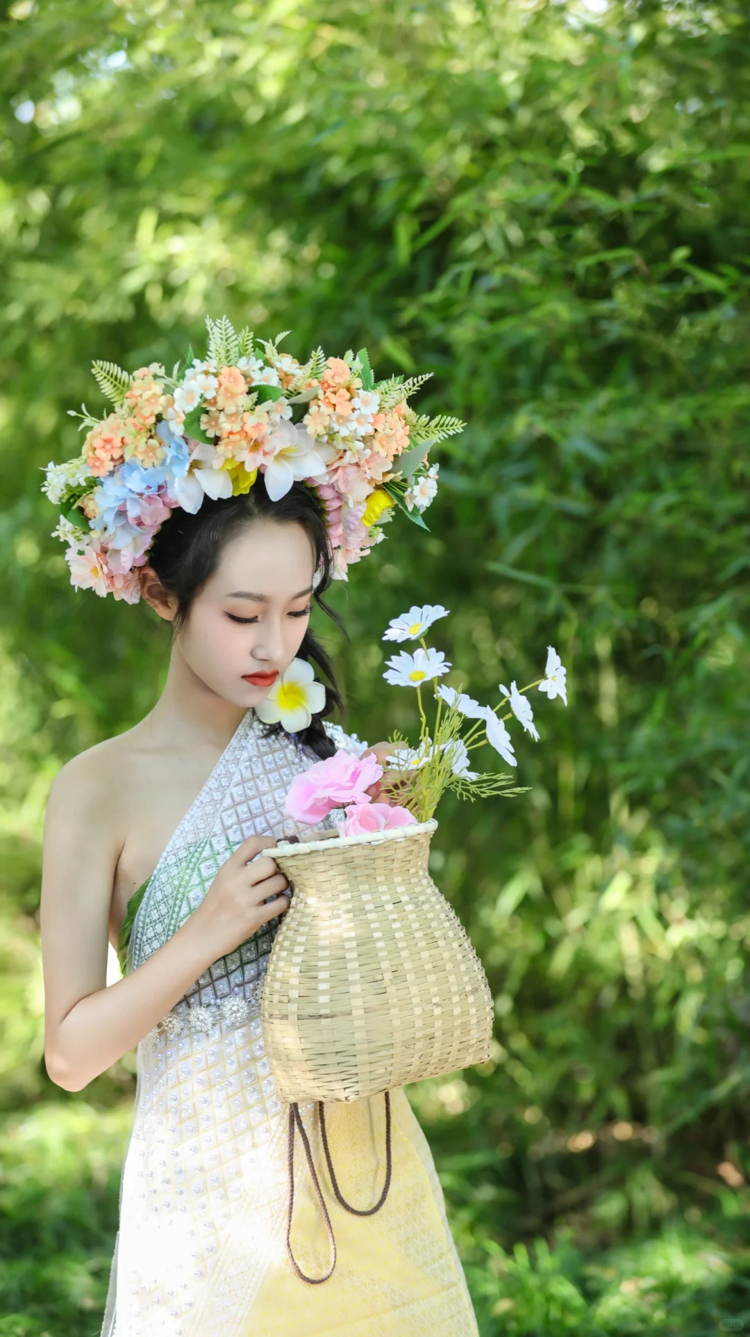 在古镇边偶遇两个簪花小可爱
