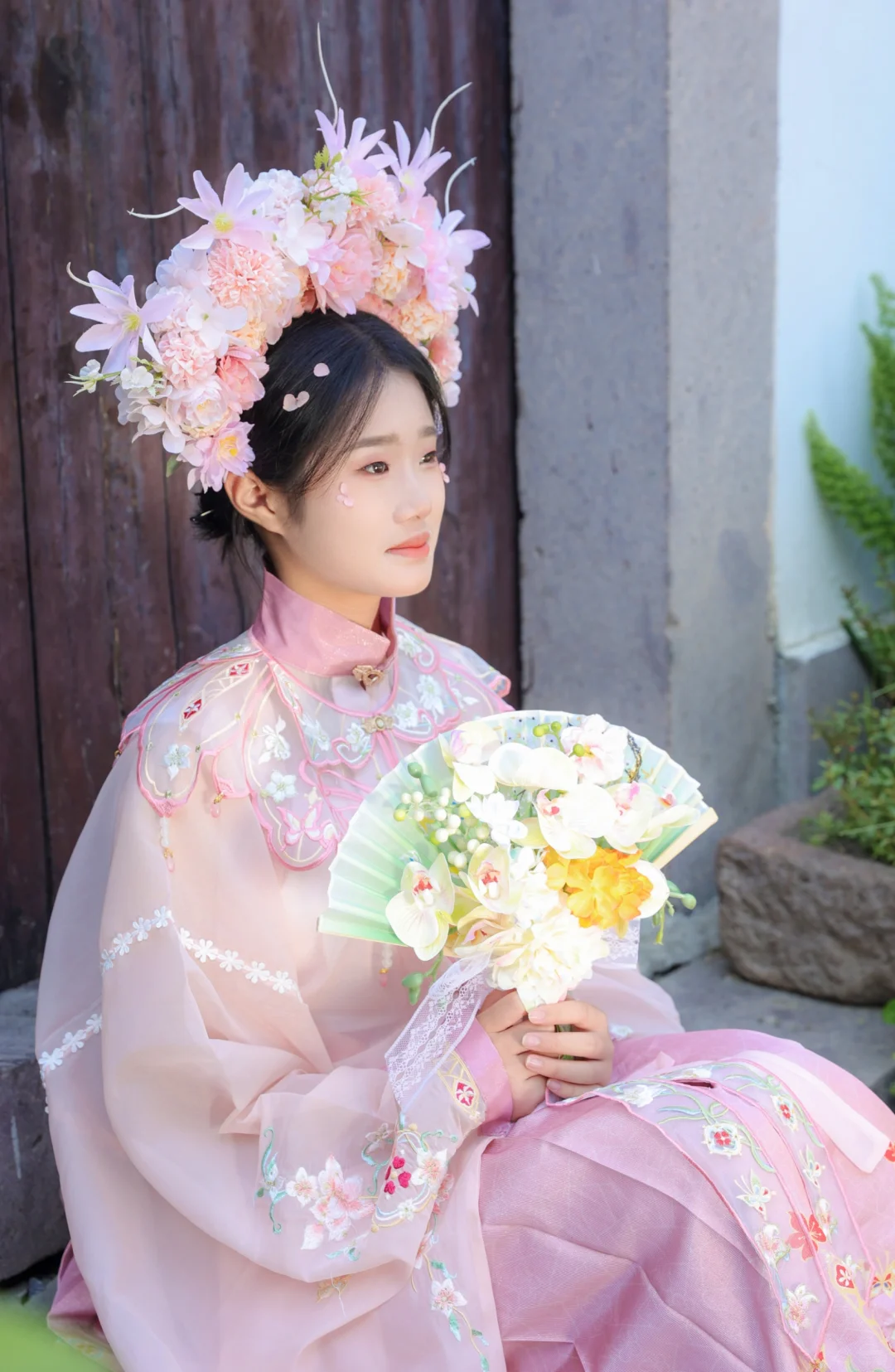 在古镇边偶遇两个簪花小可爱