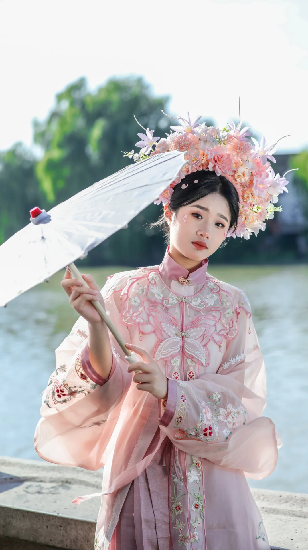 在古镇边偶遇两个簪花小可爱