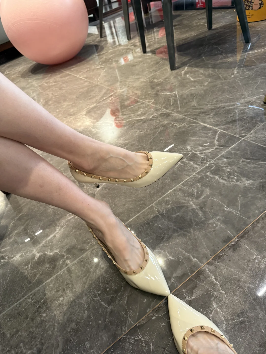 白色铆钉高跟鞋真的敲好看～