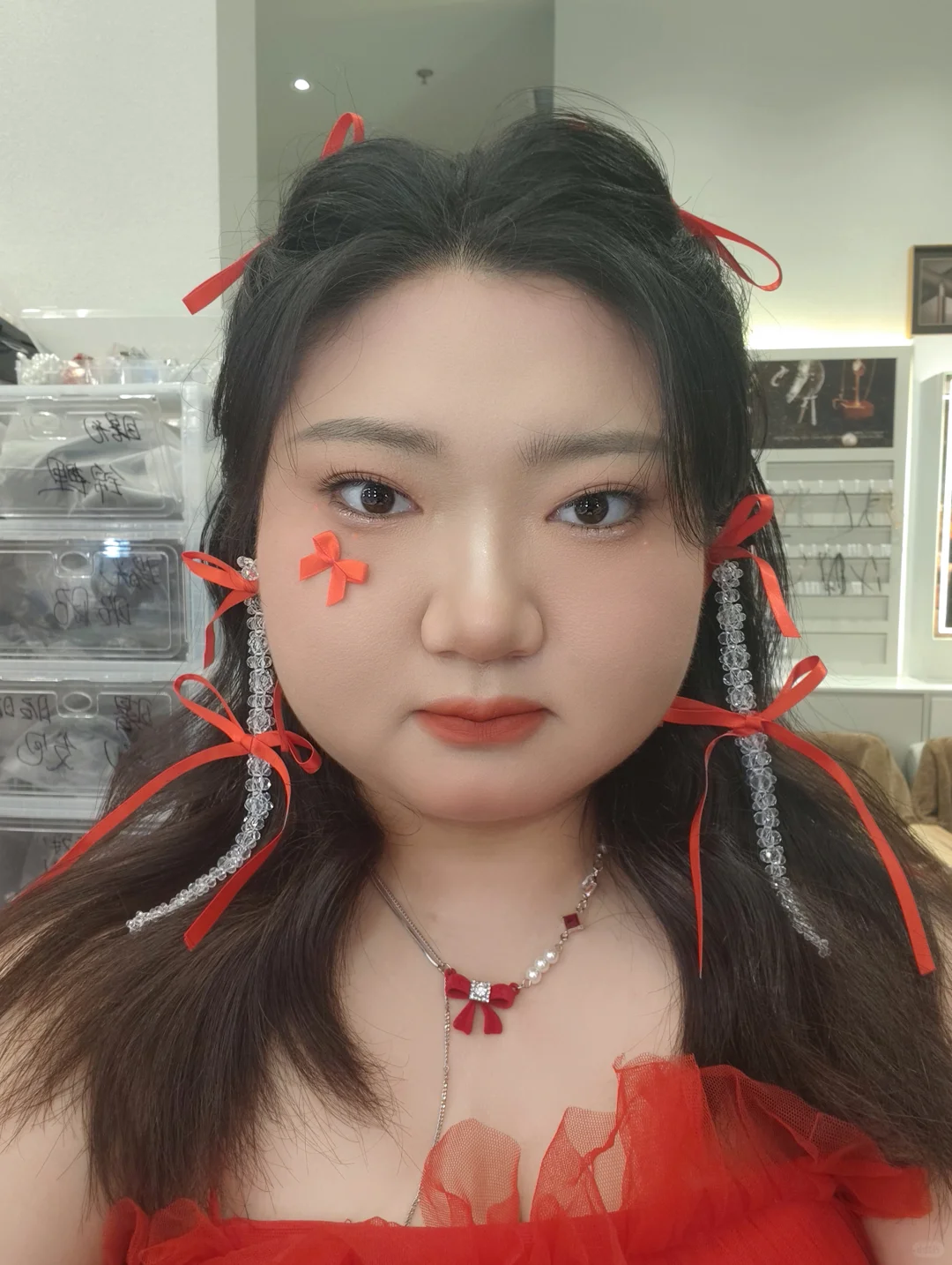 海马体红裙派对，妆造美极了