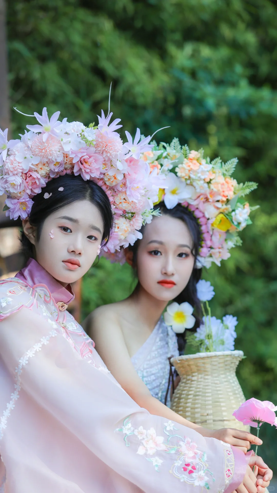 在古镇边偶遇两个簪花小可爱