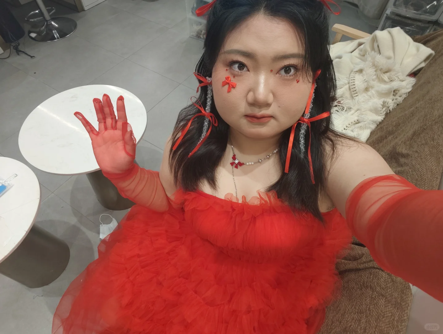 海马体红裙派对，妆造美极了