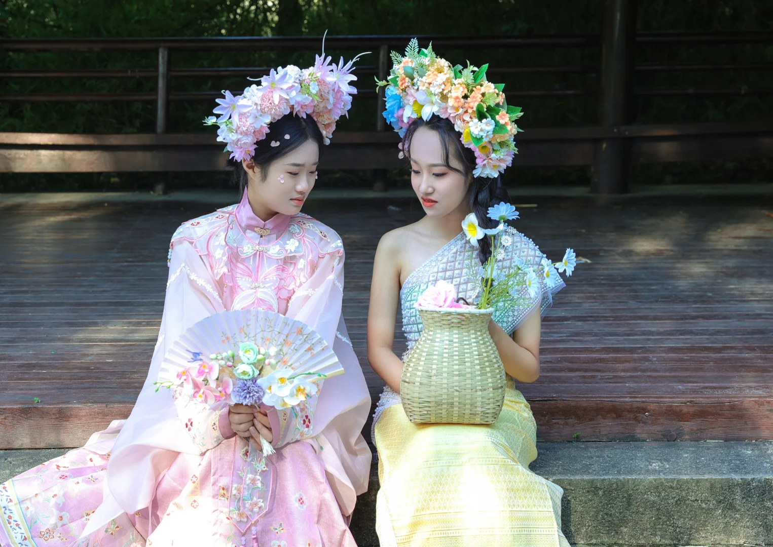在古镇边偶遇两个簪花小可爱