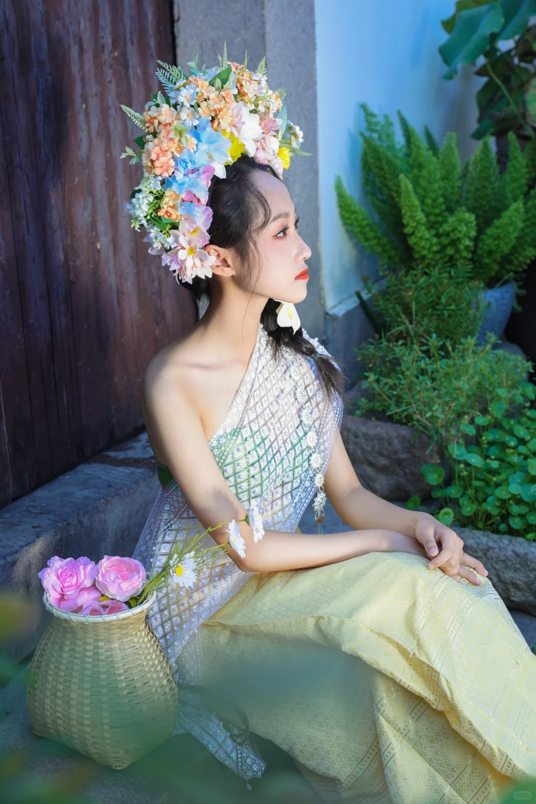 在古镇边偶遇两个簪花小可爱