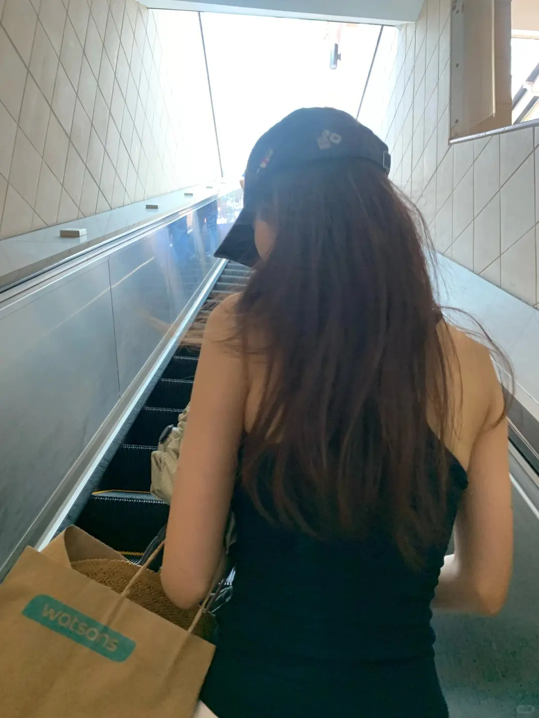 背心配白裤好显身材啊！！！
