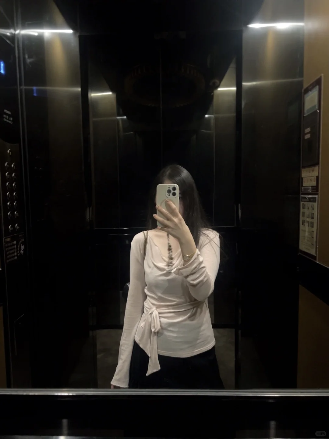 美美美，电梯里自拍🤳‍♀️