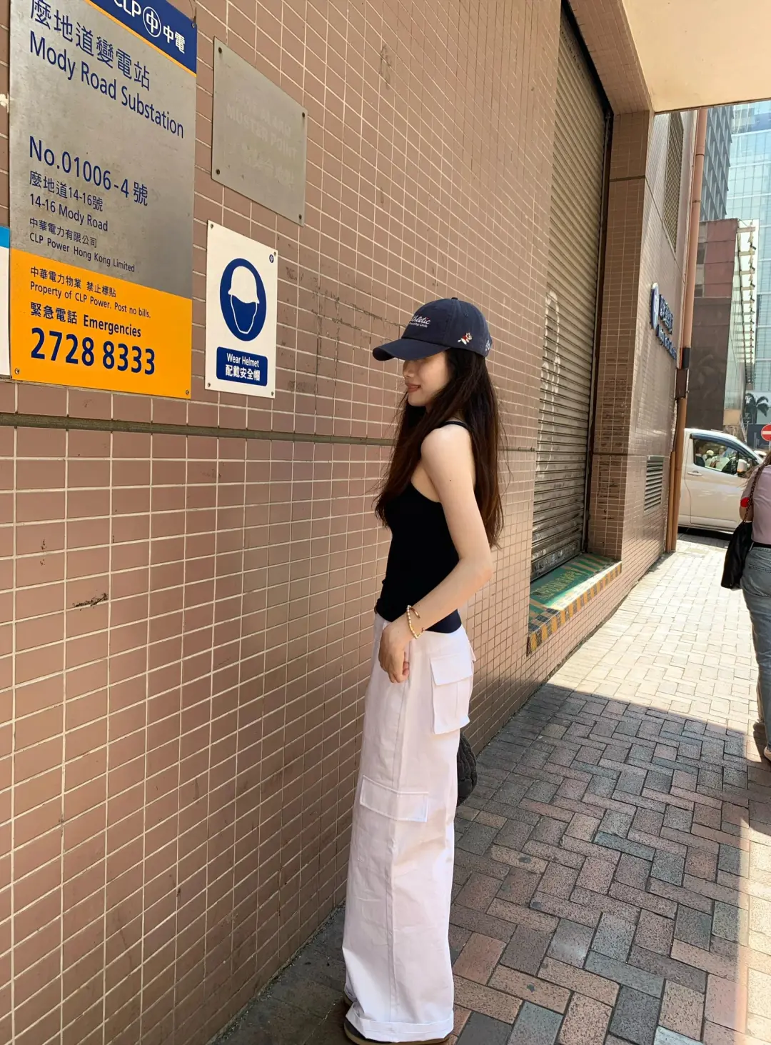 背心配白裤好显身材啊！！！