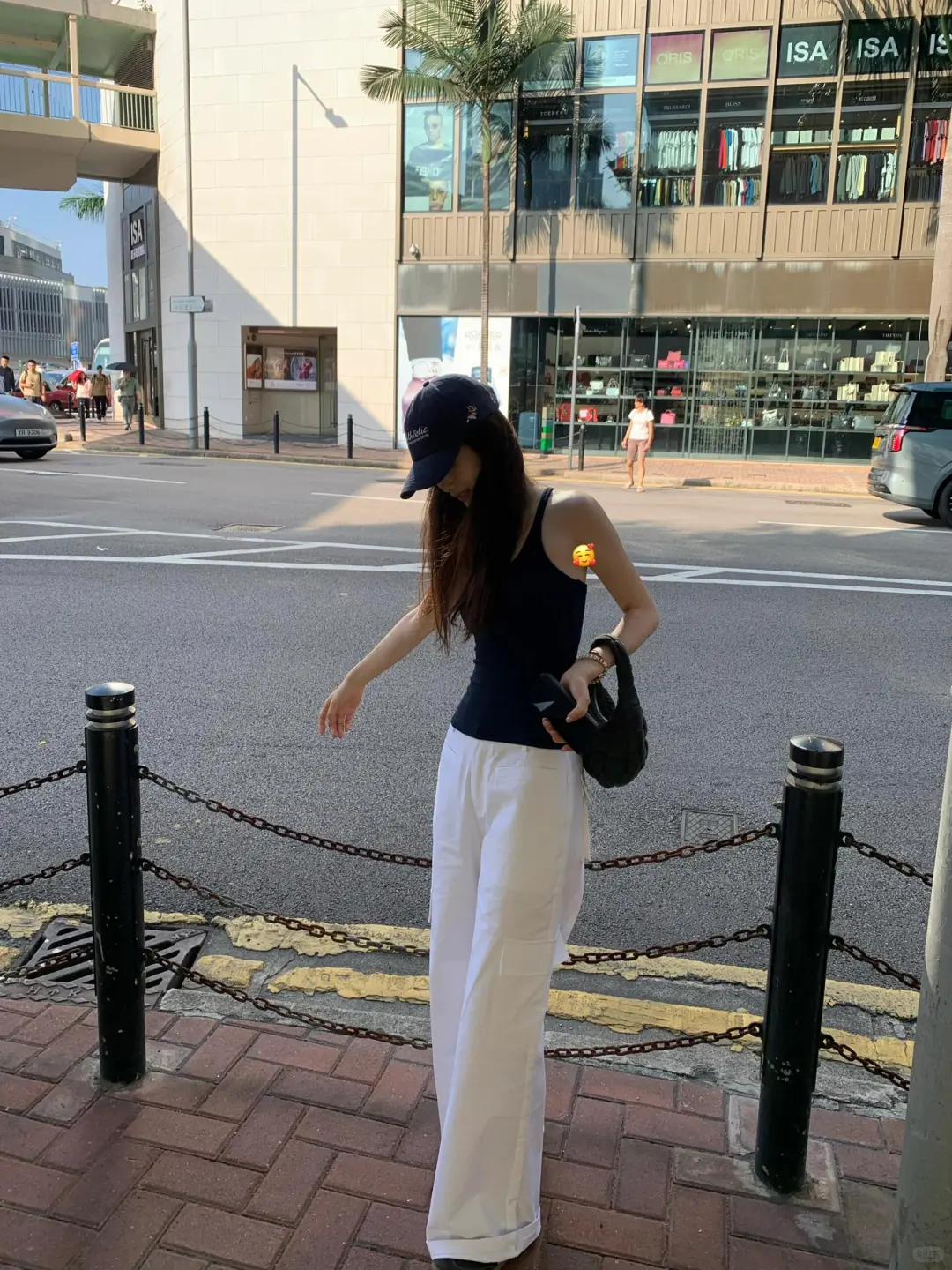 背心配白裤好显身材啊！！！