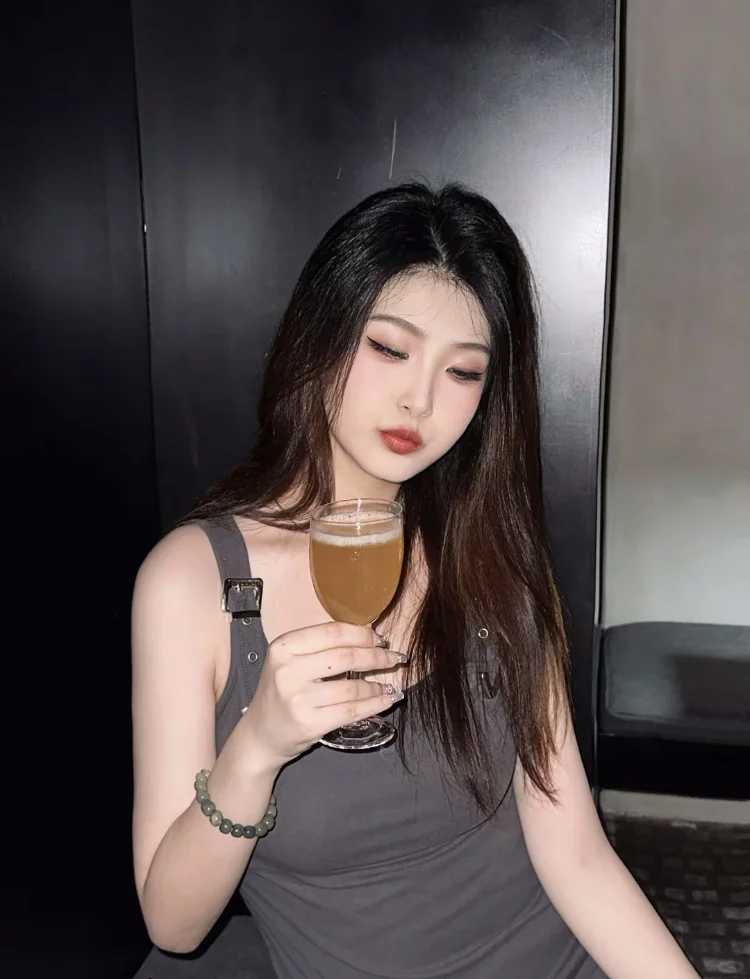 04女大模特 高度配合大吃度 蹲摄影约拍