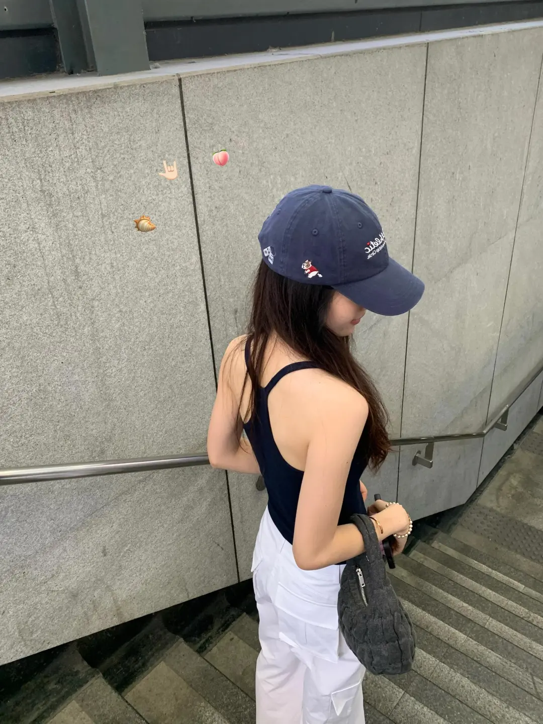 背心配白裤好显身材啊！！！