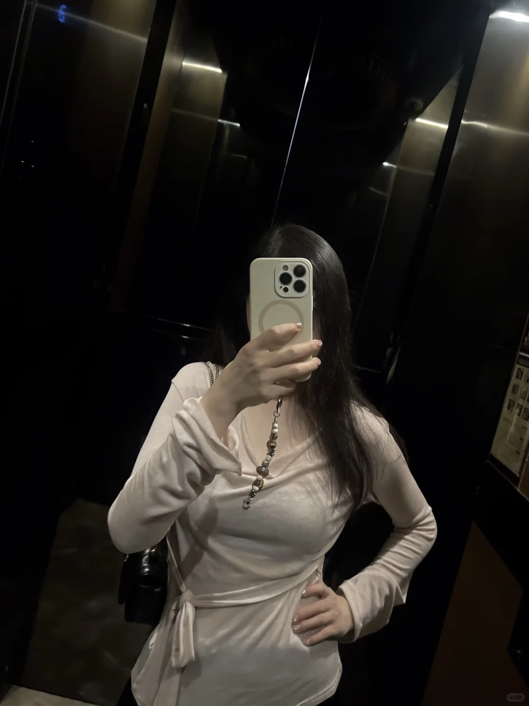 美美美，电梯里自拍🤳‍♀️