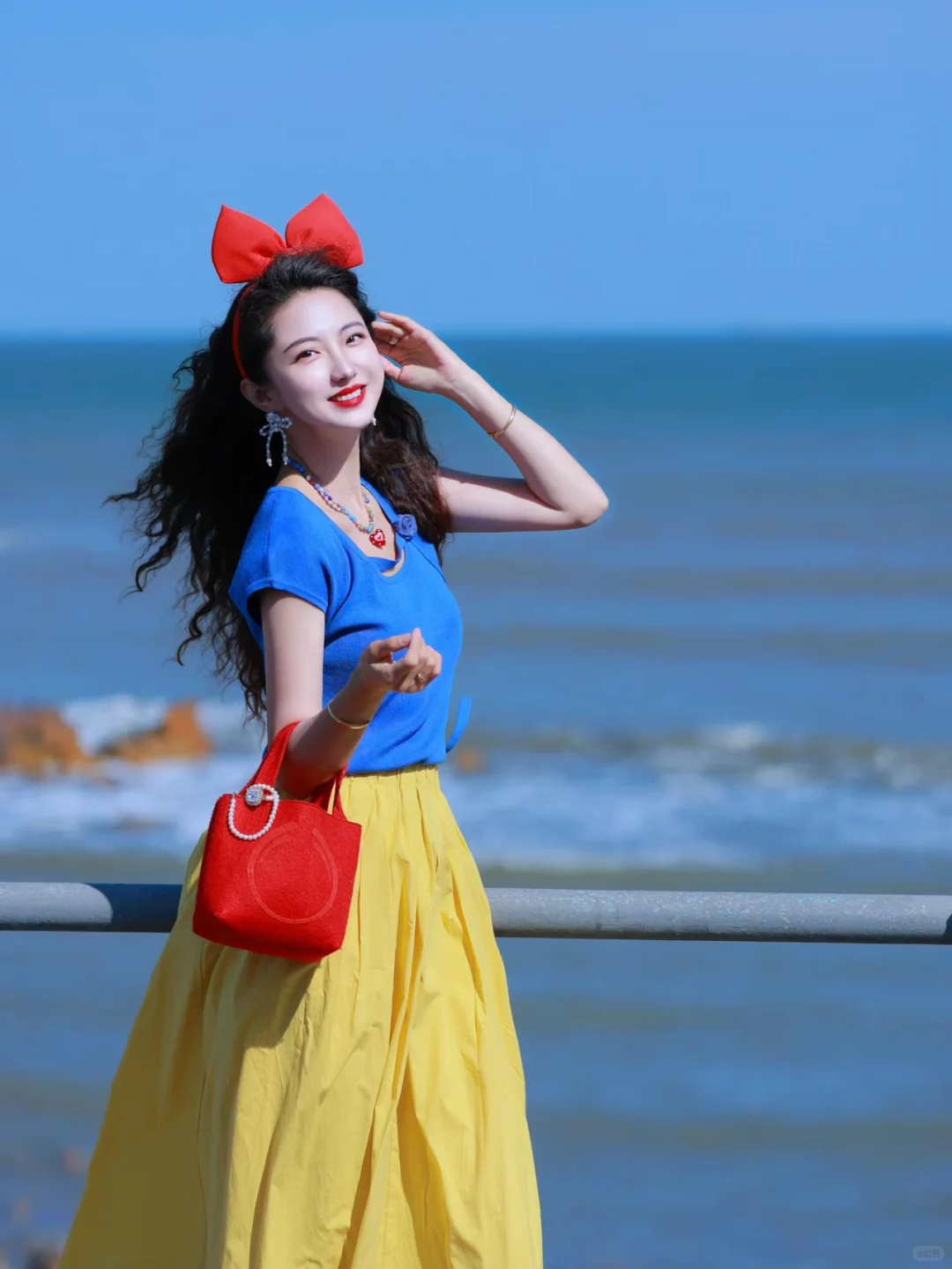 🌻夏天正是需要明亮的颜色，明媚的女孩！