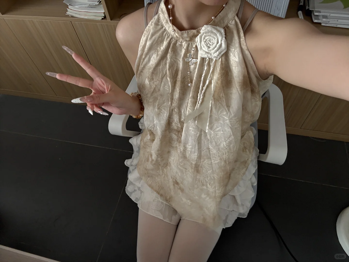 今天是白色➕杏色