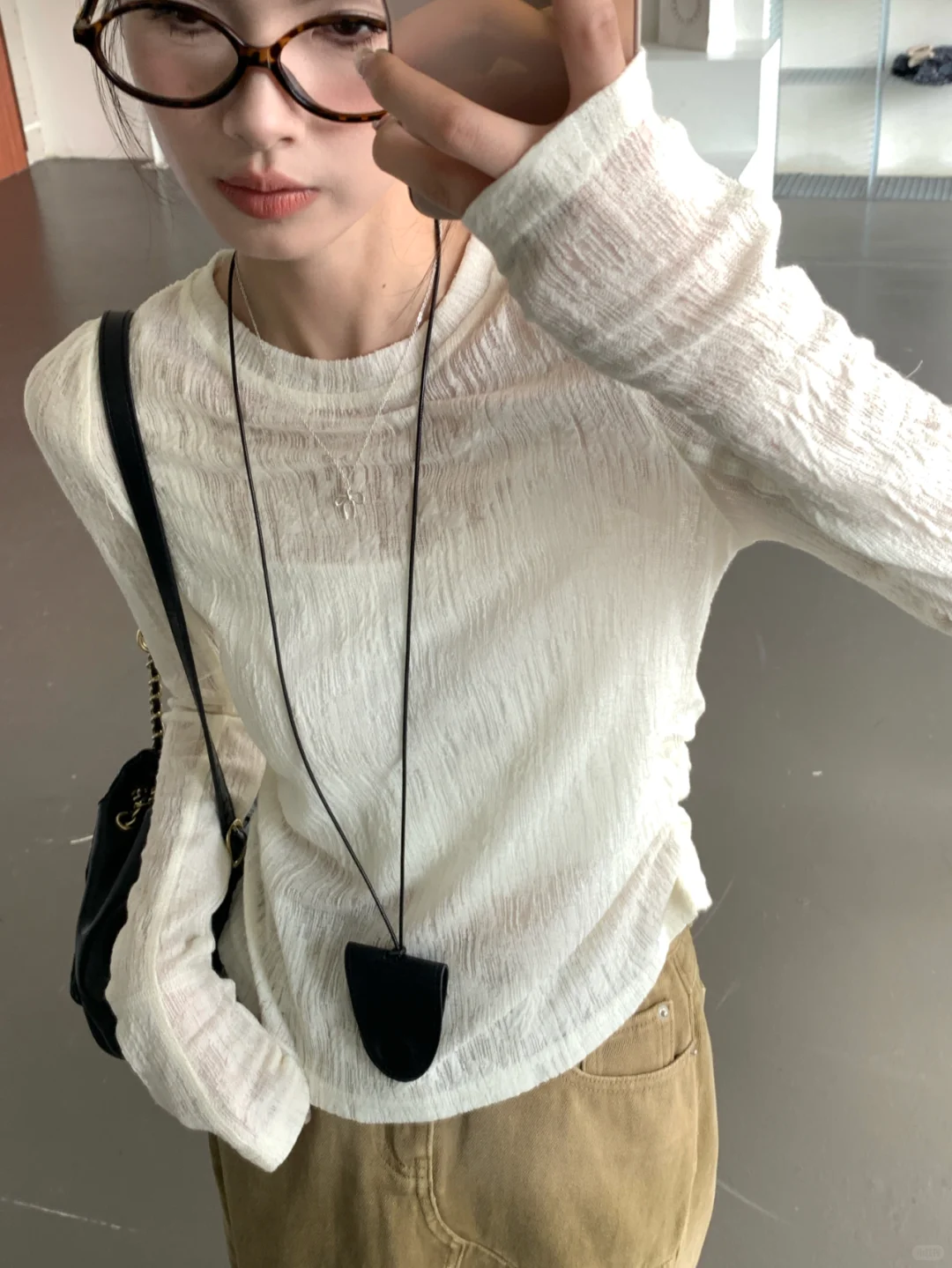 有点微透,但是感觉很高级的穿搭