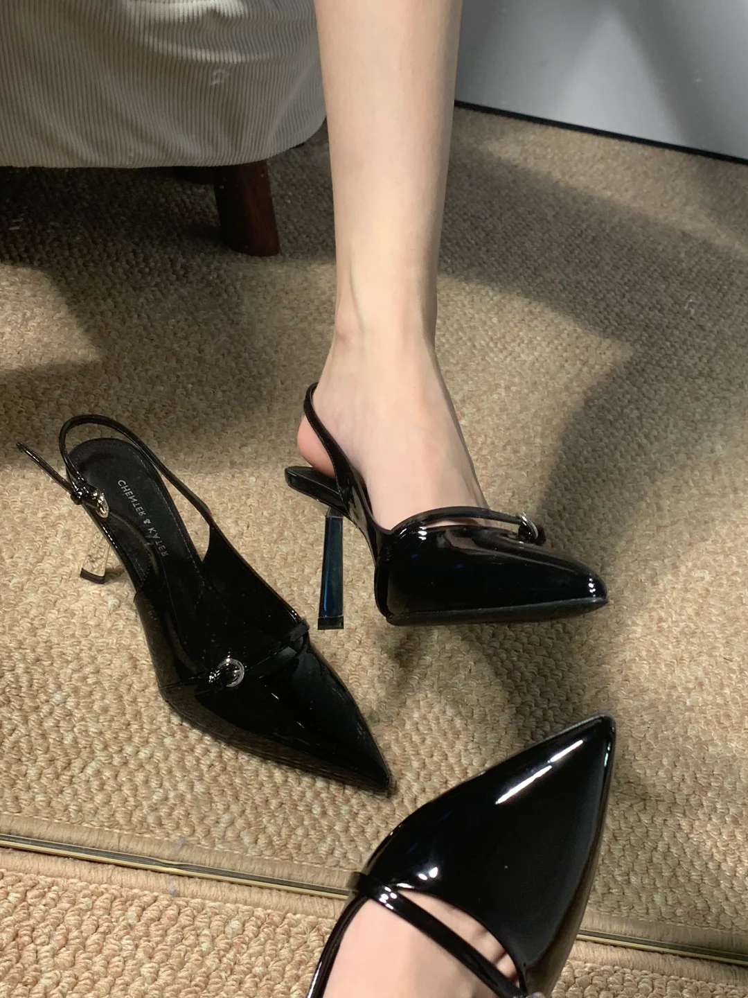 👠黑色高跟鞋：女人的优雅与力量
