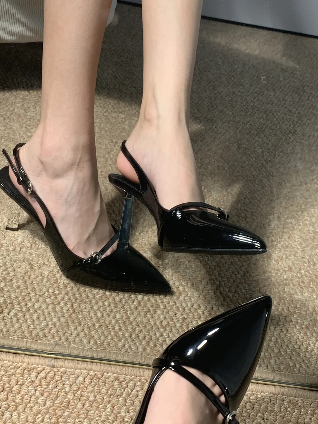 👠黑色高跟鞋：女人的优雅与力量