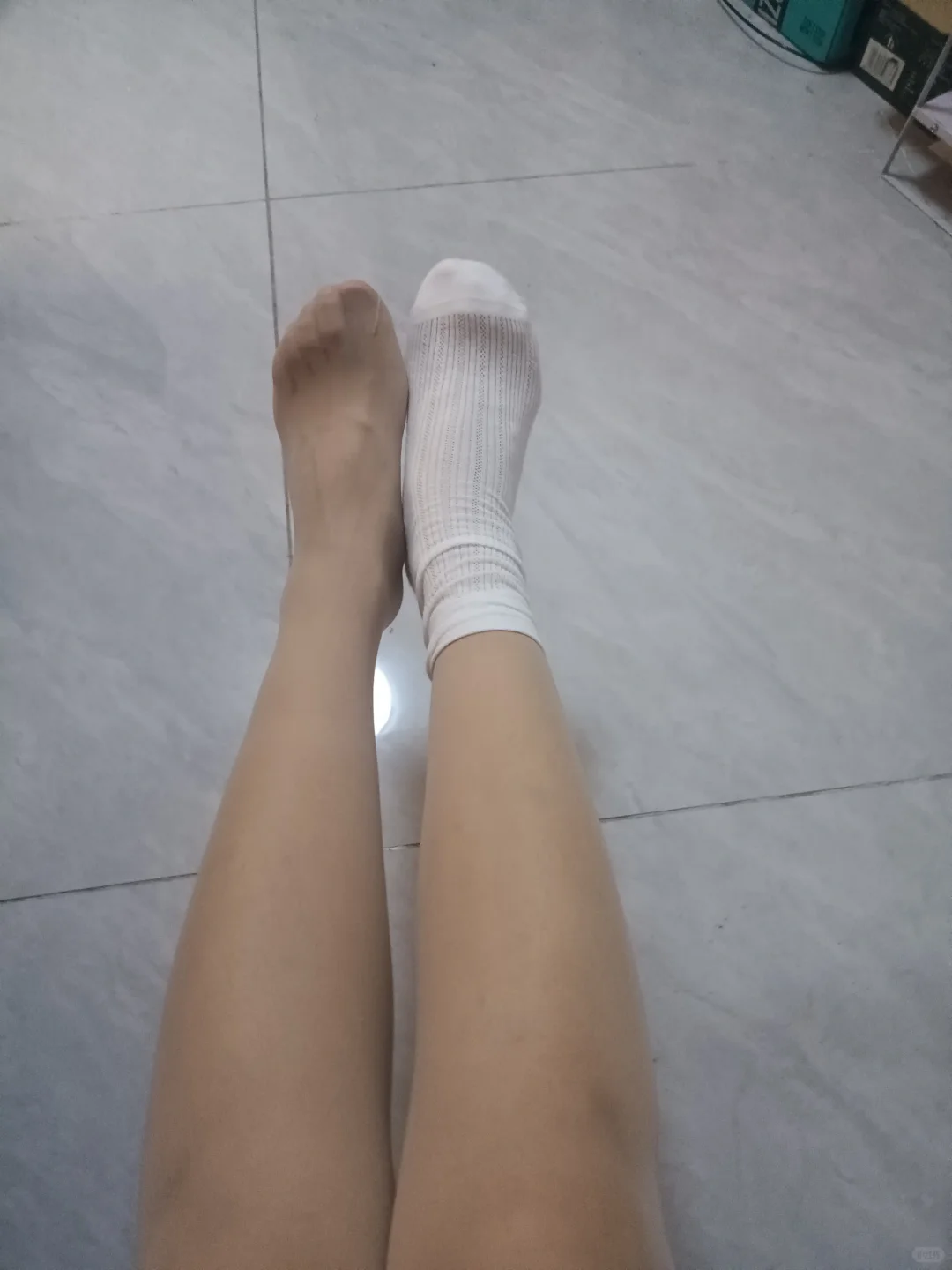 姐妹们穿丝袜还穿棉袜吗