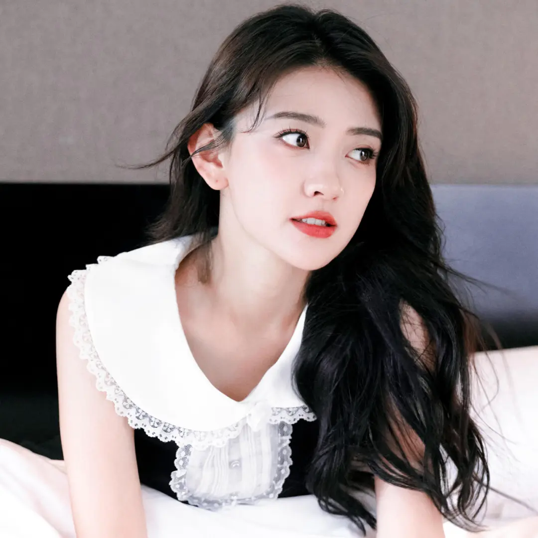 梁洁〡18张美女明星头像清新甜美氛围背景图