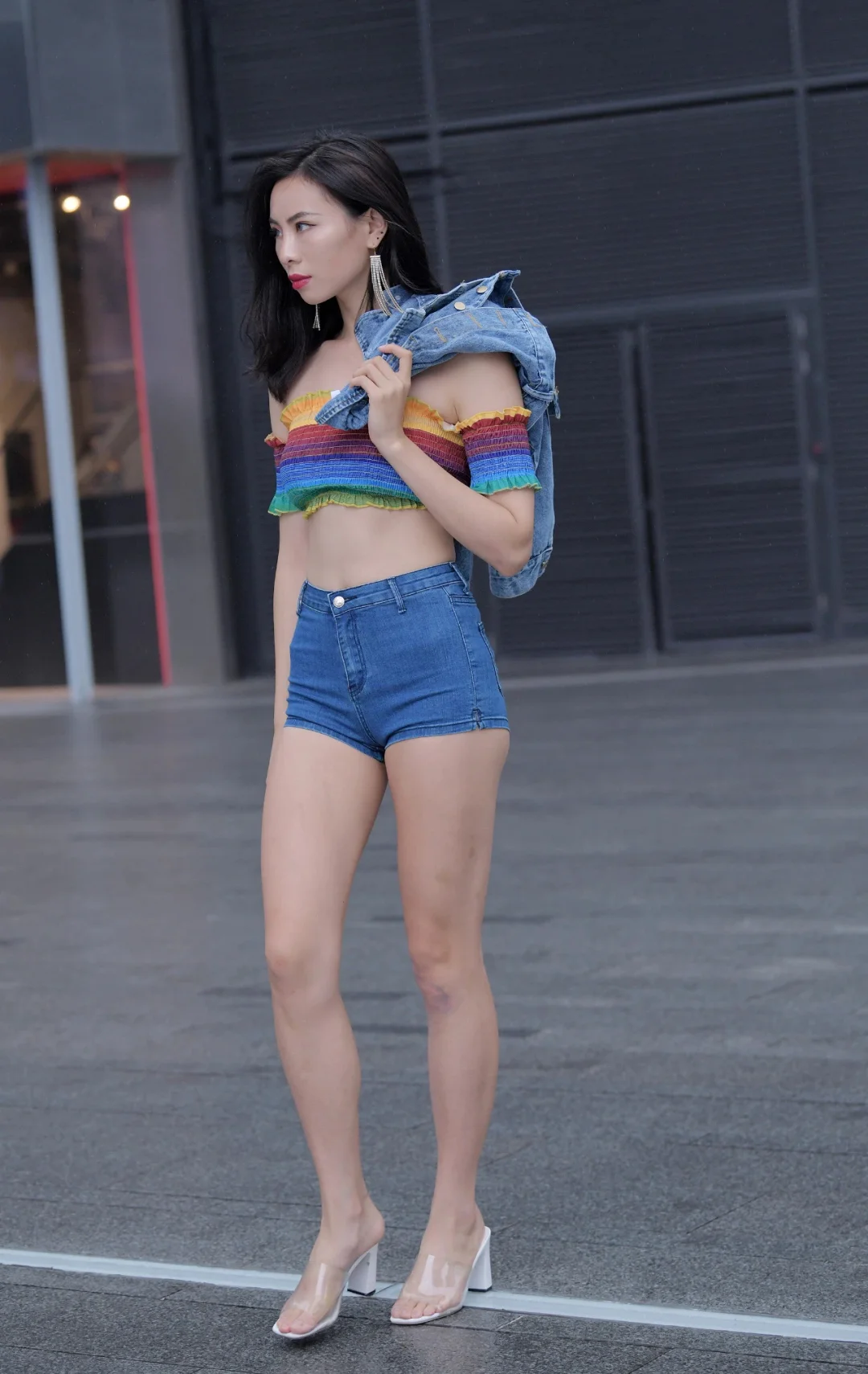 潮流街拍美女，展现青春活力