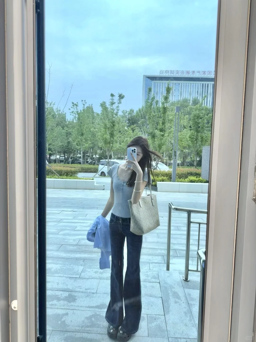 上班小女士今天穿了什么