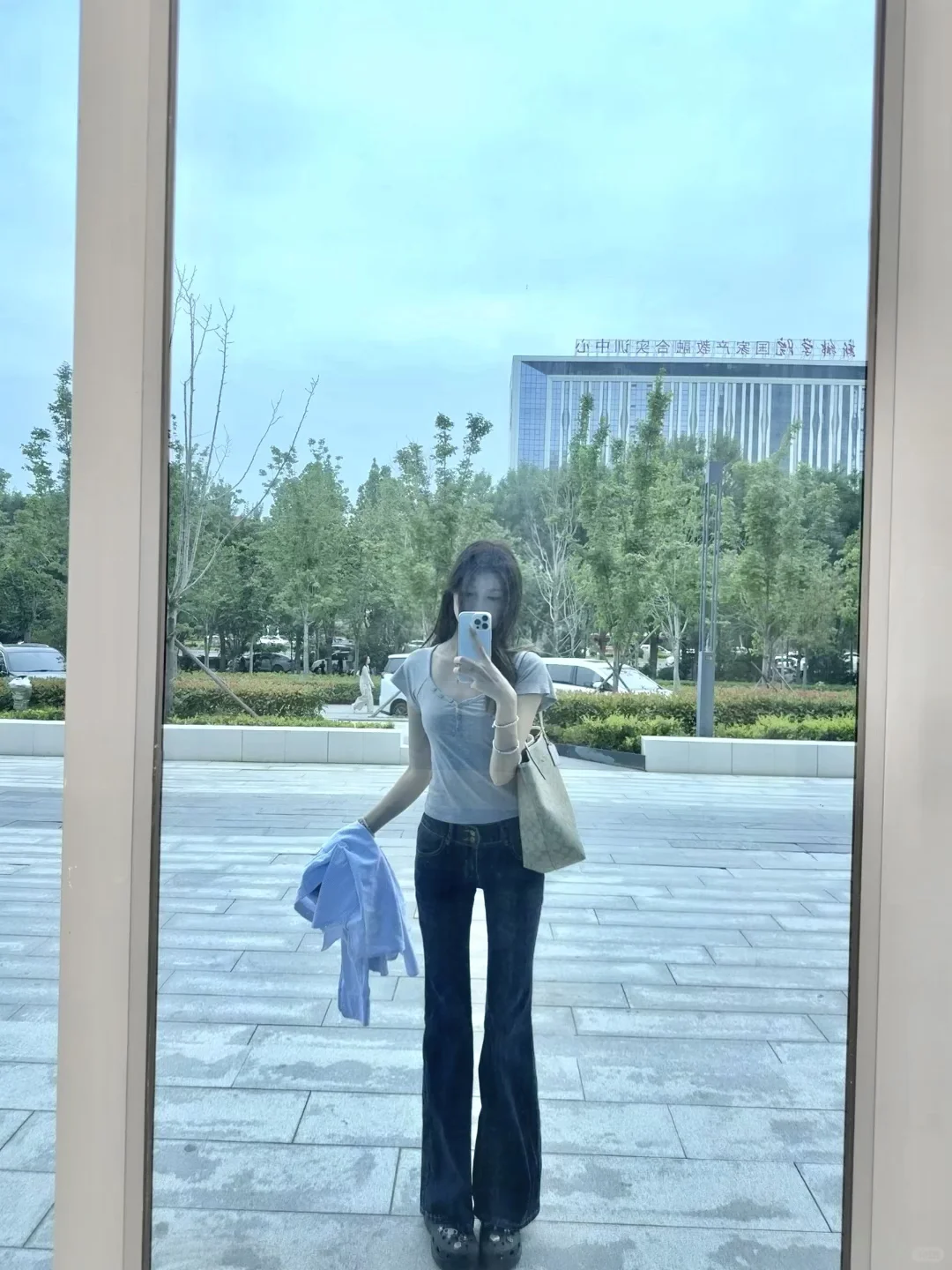 上班小女士今天穿了什么