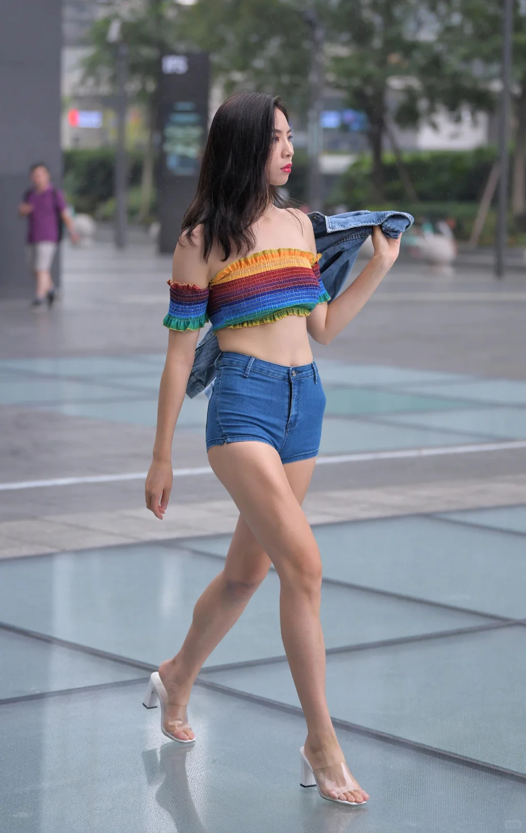 潮流街拍美女，展现青春活力