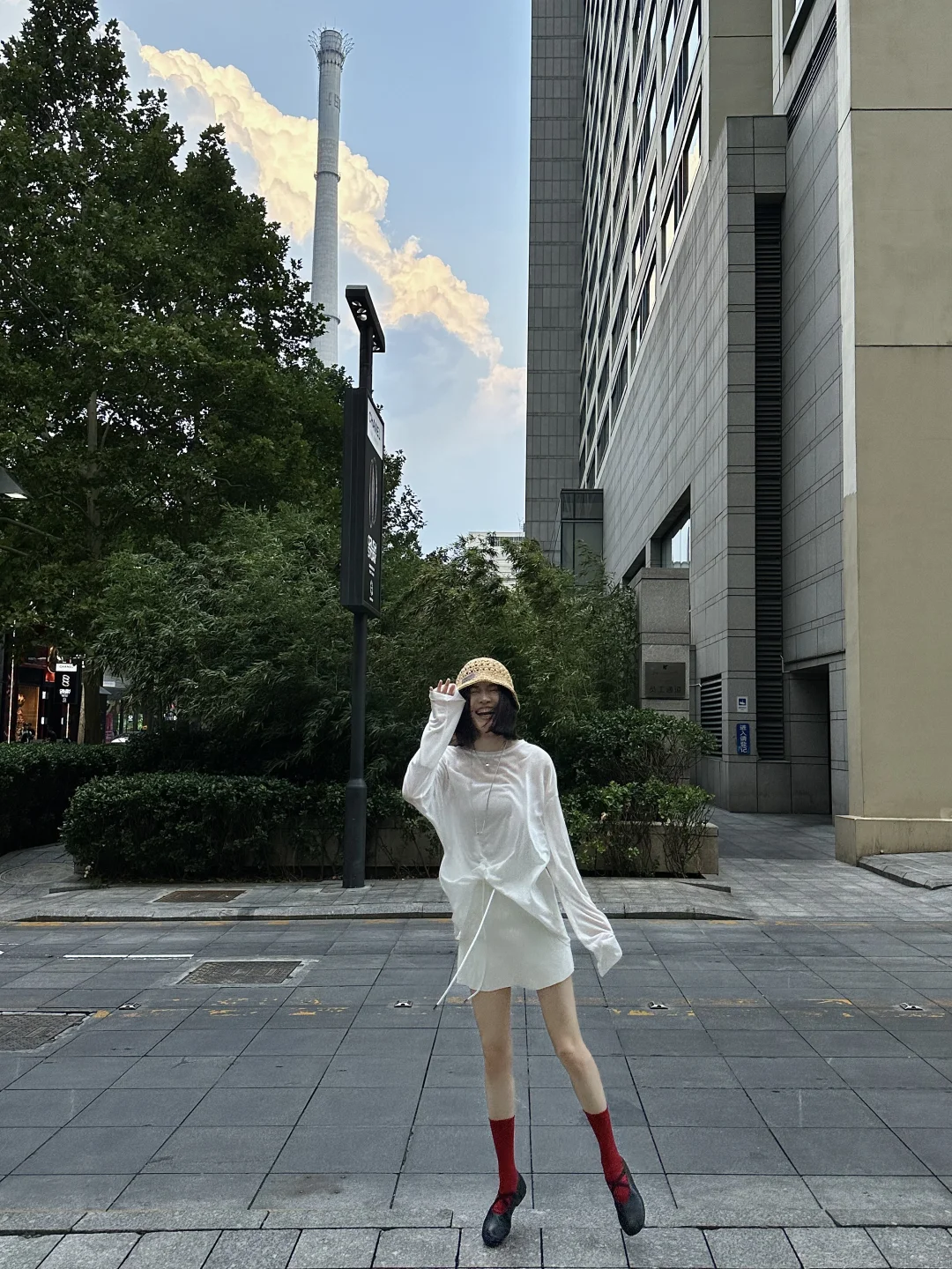 轻松下班日 白云红袜行
