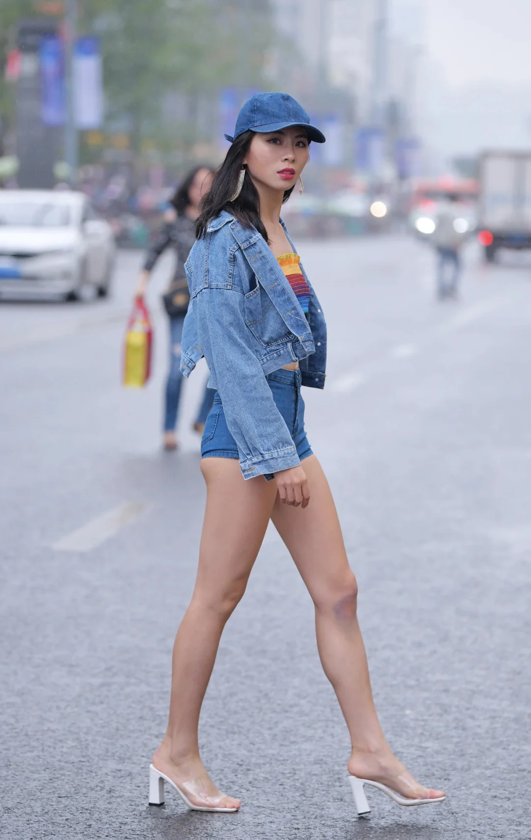 潮流街拍美女，展现青春活力