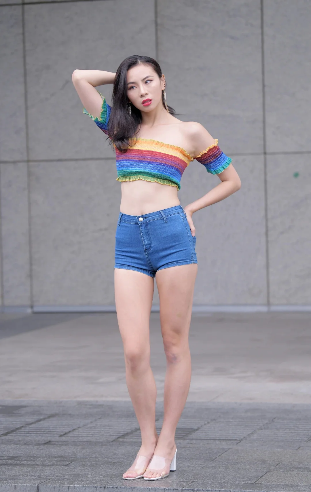 潮流街拍美女，展现青春活力