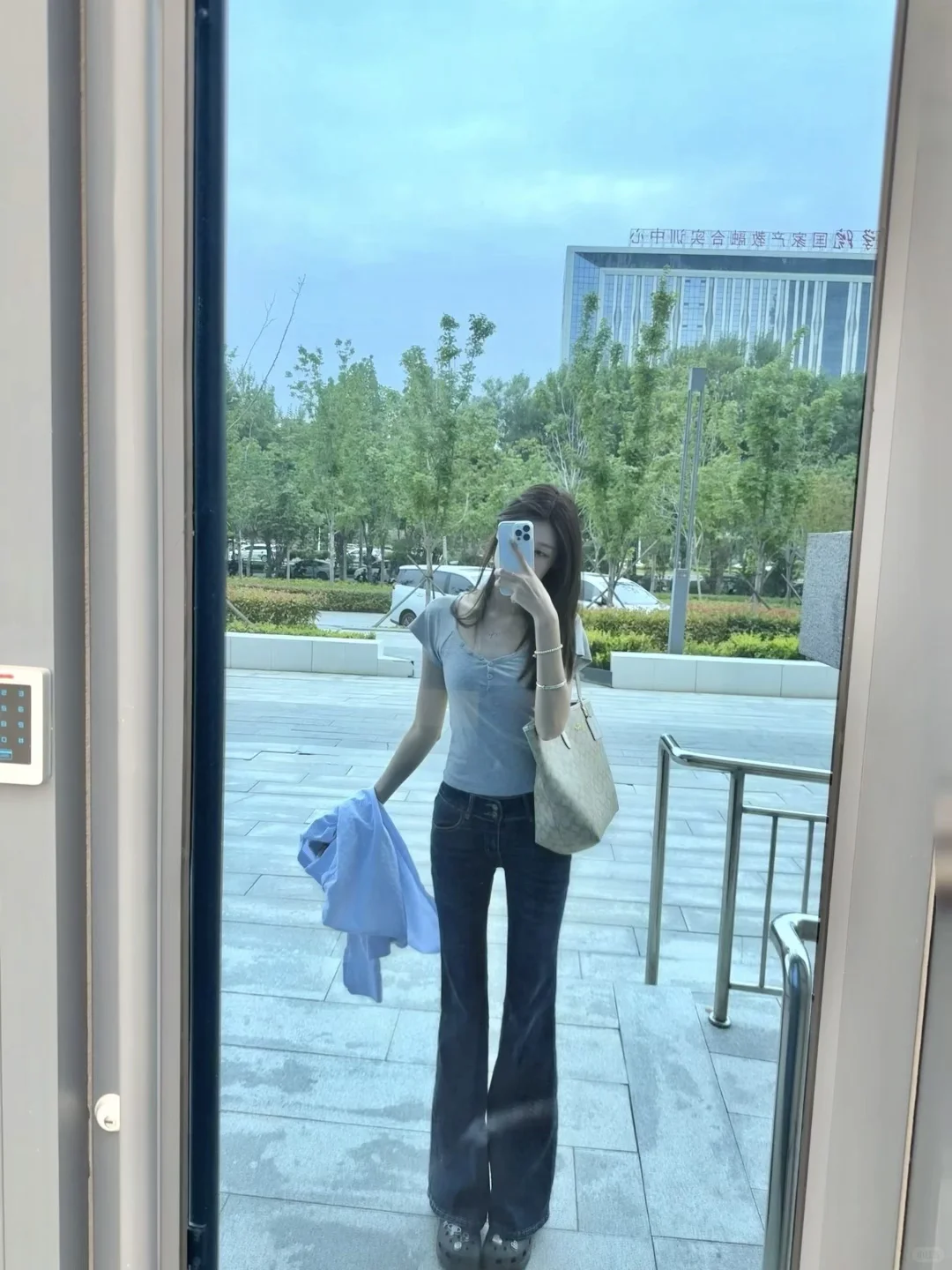 上班小女士今天穿了什么