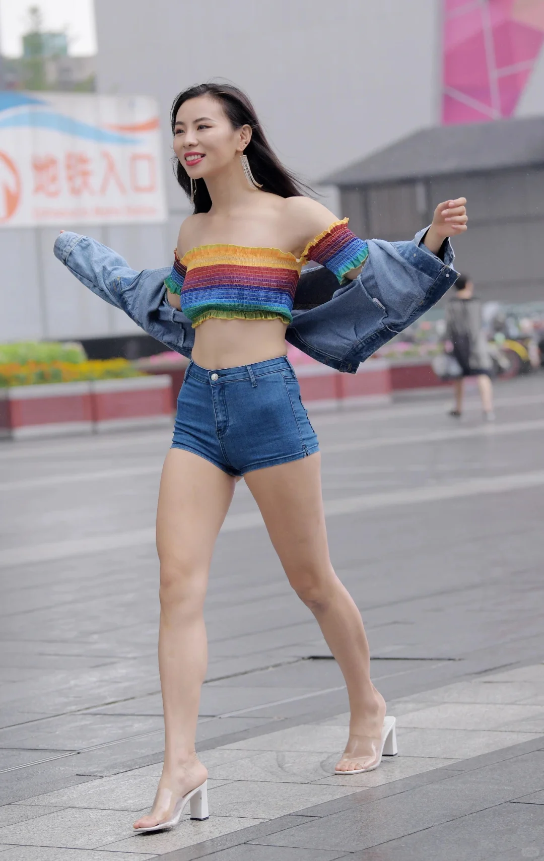 潮流街拍美女，展现青春活力