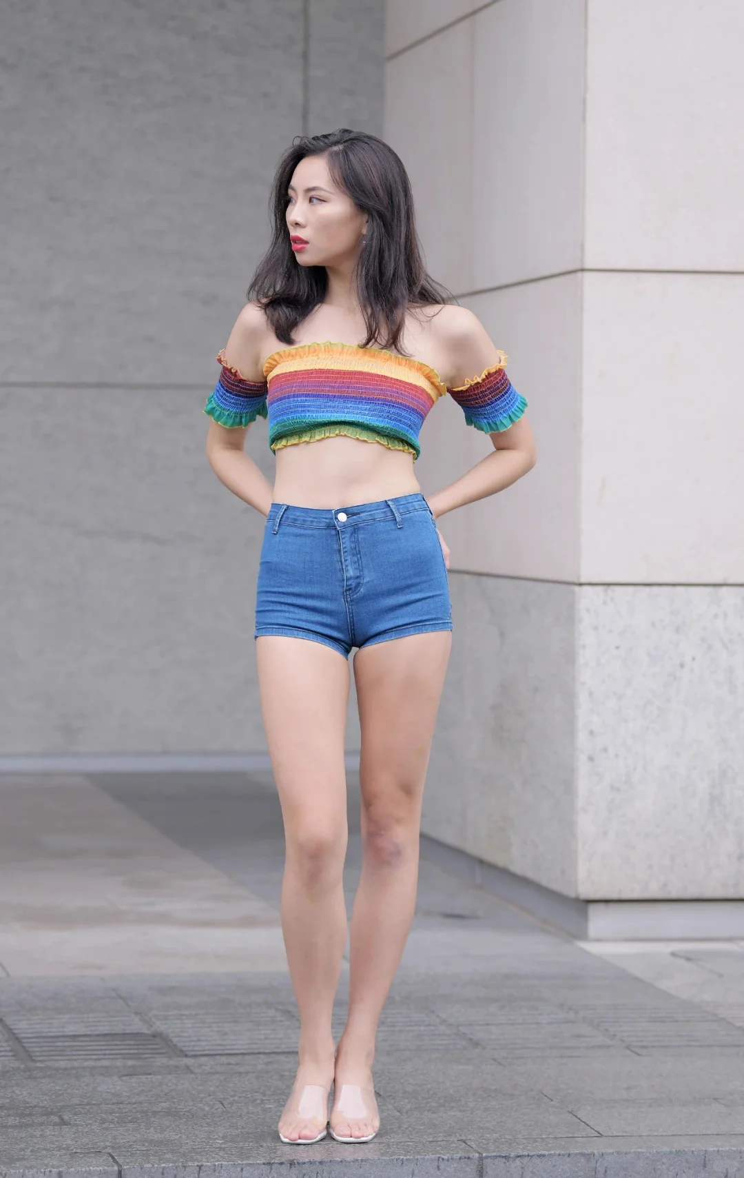 潮流街拍美女，展现青春活力