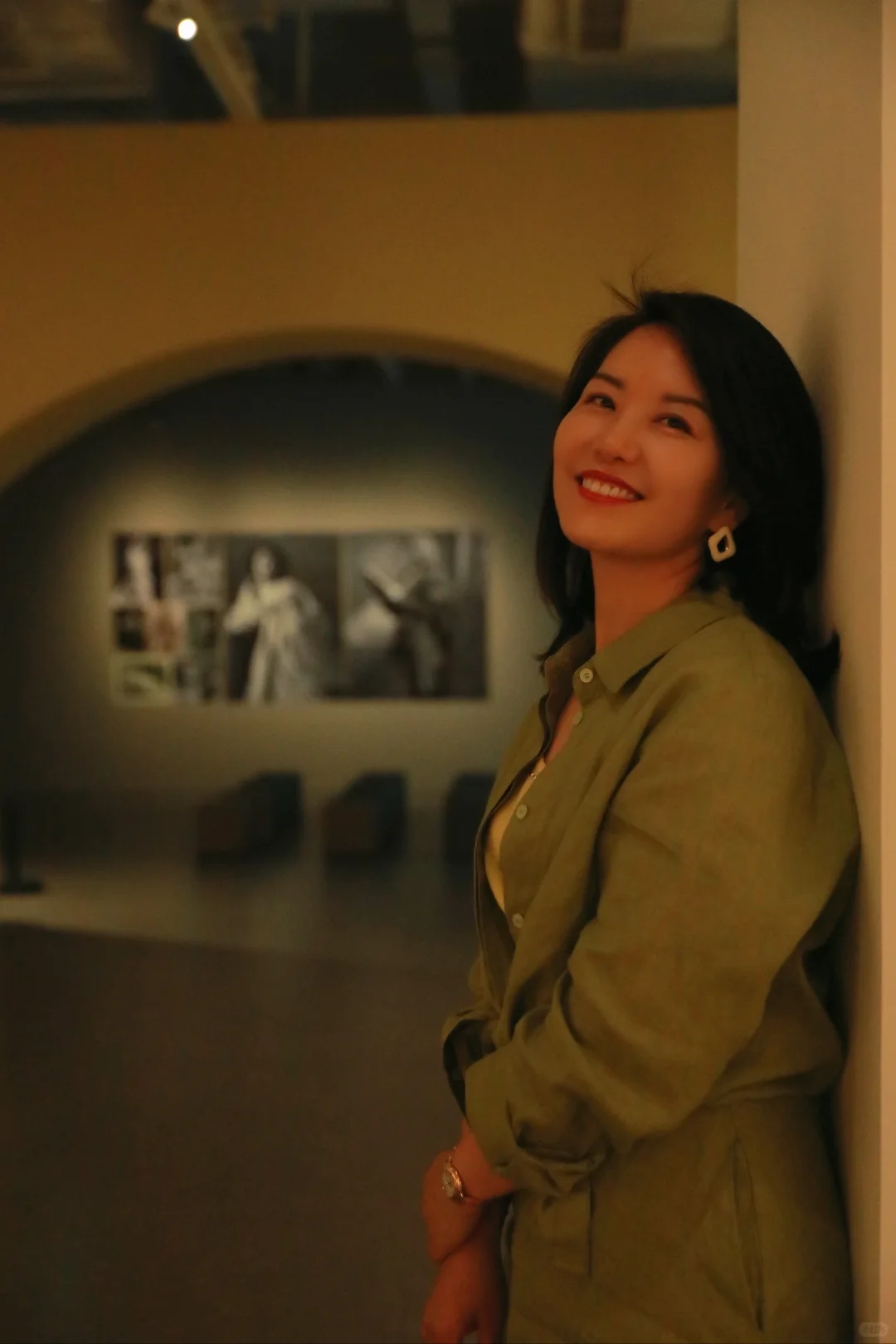 云想衣裳：中女穿艳色花花有审美就提气高级